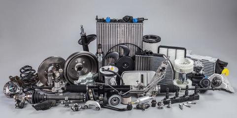 精密工藝與創新驅動 白色背景下的汽車零部件及配件制造